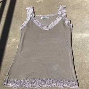 Brunt linne med spets - Gulligt linne med spets🤎den har ett par små hål på framsidan men som inte märks när man har på sig den! skriv vid fråga🫶