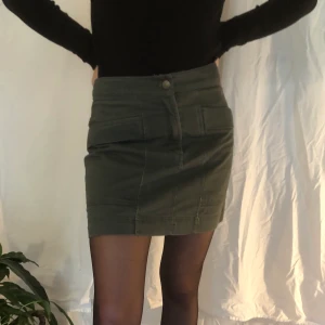 Army green kjolar - En snygg jeanskjol i army green. Kort modell som sitter snyggt på höfterna. Kan både vara hög/låg-midjad. Only you set the rules. 