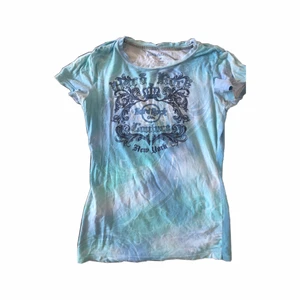 Y2k t-shirt - Supersnygg t-shirt med coolt mönster och strass på! Från märket hardrock café⭐️ Storlek M men passar mig som har S