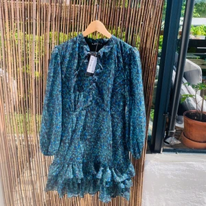 Sommarklänning - Supersnygg klänning från Trendyol som säljes då den är för liten. Den är i strl 40 men sitter som en 36/38. Aldrig använd med lapp kvar! Nypris 450kr. Skriv för fler bilder💕