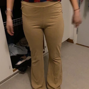 utsvängda byxor  - beige utsvängda 