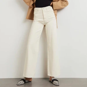 Gina tricot jeans Idun storlek 34 - Beige jeans från Gina Tricot i modellen Idun i storlek 34. Superfint skick, endast använda 2 gånger då de är för små för mig. Köpta för 500 kr, säljer de för 150. Köparen står för frakten 🥰