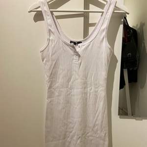 Kort tight vit klänning från zara✨ Helt ny med lappen kvar😍