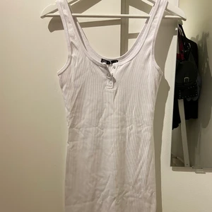 Klänning - Kort tight vit klänning från zara✨ Helt ny med lappen kvar😍