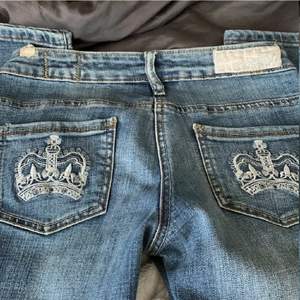 Säljer dessa Victoria Beckham jeans (liknade iaf, inte säker) säljer då de inte kommit till andvändning, skriv om intresse. Drt var många intressserade där av att jag lägger upp igen ‼️ om det finns en ”köp nu” knappt tryck ej, betalning genom swish‼️