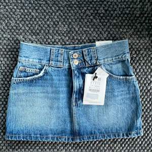 Säljer denna helt nya Pull&Bear jeans kjol. Den är helt oandvänd och storlek 32. Köptes för 299kr och säljer för 199kr +frakt.