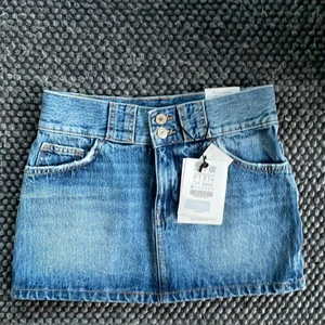 Pull&Bear mini jeans kjol - Säljer denna helt nya Pull&Bear jeans kjol. Den är helt oandvänd och storlek 32. Köptes för 299kr och säljer för 199kr +frakt.