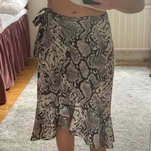 Ormmönstrad kjol - Säljer min ormmönstrade kjol då den inte kommer till användning, köpte den för 350 men säljer för 150 kr 