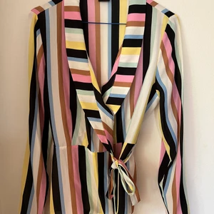 Randig Blus Gina Tricot 38  - Fin omlottblus från Gina. Storlek 38  