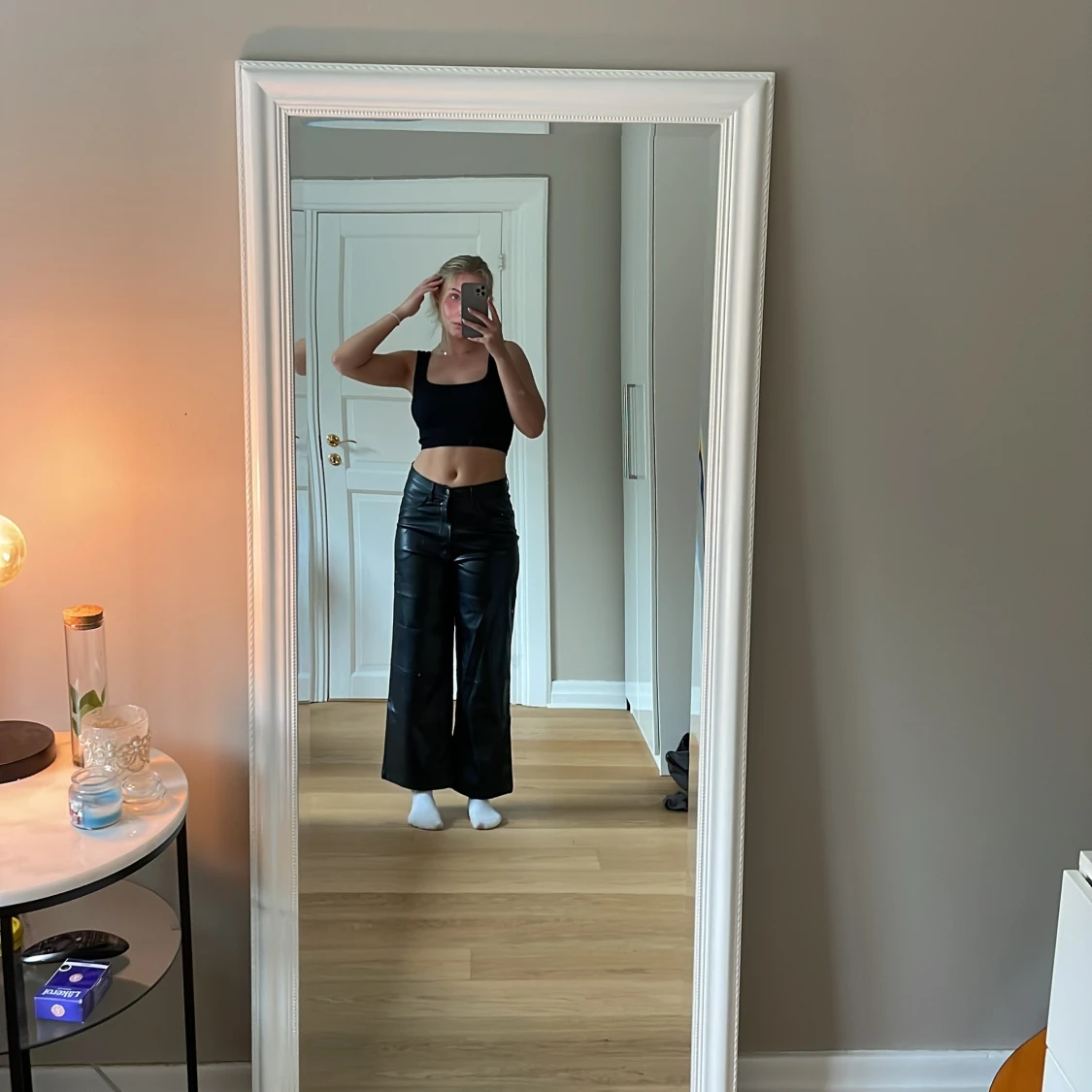 Wide leg fit byxor efterliknade läder - 91