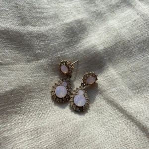 Lily and rose örhängen - Använt en gång 