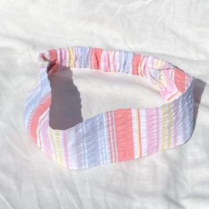 HÅRBAND - Säljer dessa superfina somriga hårband som jag sytt själv. Det är resår på baksidan så storleken är justerbar. 🥰 bara att skicka ett meddelande om du vill köpa eller är intresserad. 🌸💖 159:- inklusive frakt 