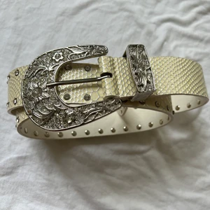 y2k bälte - ja, den finns kvar 😇 längd: 103 cm. påminner om bb simon bälten. bältet är av mycket bra kvalité. möts i stockholm eller fraktar. unisex. 