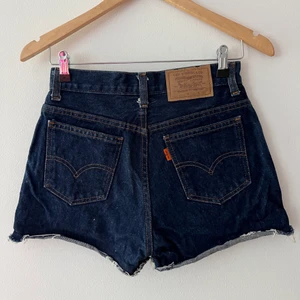 Vintage Levis shorts - Vintage Levis jeansshorts, model 686. Storlek 29 enligt lappen men skulle säga att dessa passar någon i storlek XS, de är 71 cm runt midjan. Dma för mer info 💙