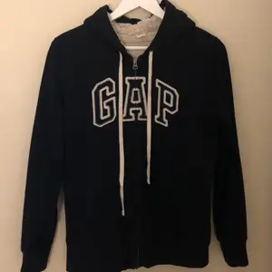 Varm och mysig hoodie från märket GAP. Använd ett fåtal gånger och är i storlek S!💛