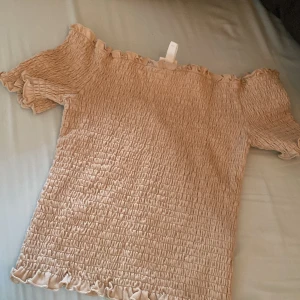 Topp  - Topp från hm i storlek m super skön och fin, perfekt till sommaren till linnebyxor kjol eller ett par enkla jeans! Använd 1 gång endast.