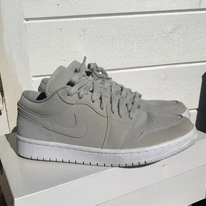 Jordan 1 low - Air Jordan 1 low fog white i storlek 39. Köpta på zalando och är endast använda någon enstaka gång, nästan nyskick. Köpta på zalando och box finns kvar.