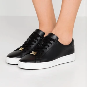 Micheal kors skor - Storlek 40. Köpta på Zalando. Säljs för 600 men dem köptes för 1395. 