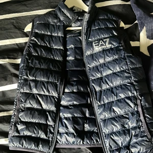 Armani väst - En riktigt fin väst den har inga märken elle liknande, köpt förra sommaren och bara använt den då och nu säljs den på grund av att den är för liten! 