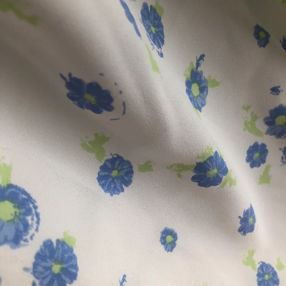 Superfin långklänning med blåa blommor. Endast använd 2ggr, superfint skick. Går ungefär till anklarna på mig som är 171cm💞. Klänningar.