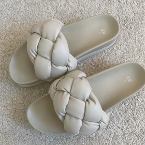 Sommartofflor - Säljer mina nya sommartofflor som endast är använda en gång. I helt nytt skick☺️ Storlek 39 men passar även 38 utmärkt