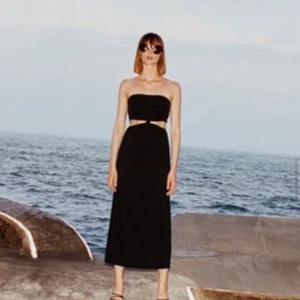 Dress w cut outs, midi längd  - Oanvänd midi klänning med cut outs. Prislappar sitter kvar! Säljer vidare eftersom den är för stor och hann inte skicka tillbaka. 