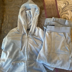 Juicy couture  - Juicy couture set i färgen ljusblå, använd ENDAST 1 gång! Köpt på juicy coutures hemsida. Strl M på både tröjan och byxorna