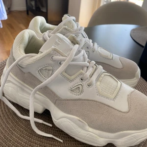 Vita sneakers  - Skor från nakd som aldrig blivit använda tyvärr . 