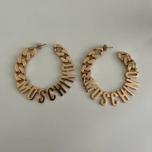 Moschino örhängen - Moschino x HM örhängen, box medföljer  (Orginalploppar borta men andra matchande medföljer)