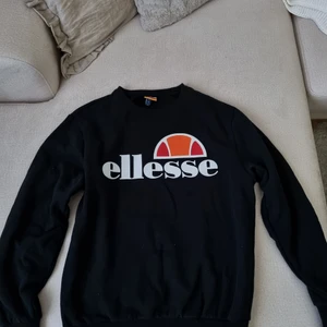 Ellesse sweatshirt L - Storlek L, passar M, använd fåtal gånger, bra skick