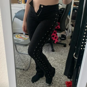 Svarta byxor med snörning  - Jättecoola byxor från H&M som tyvärr är för små :( endast använda 1-2 gånger och är slutsålda i affärer