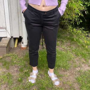 Svarta och vita kostymbyxor - Svarta kostymbyxor med fickor framtill, passar strl M/40. Finns även i vita i samma storlek. Jag är 163cm lång 