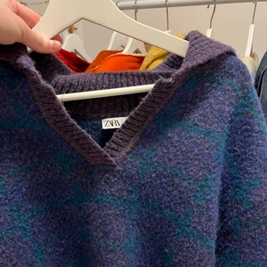 Stickad tröja - Stickad tröja med krage som går ner lite på ryggen (?)