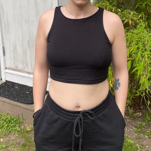 Svart croptop - Croptop i strl M, passar S med. Jag är 163cm lång 