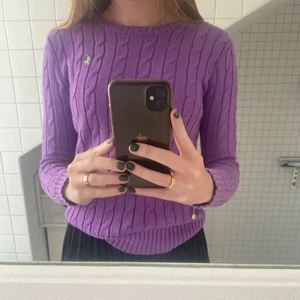 Ralph Lauren tröja - Såå fin tröja från Ralph Lauren i bra skick, färgen är så fin och somrig!💜🌿Jag har vanligtvis storlek S eller Xs i tröjor och den sitter bra på mig. Säljer då den inte riktigt kommer till användning, priset är kan sänkas och köpare står för frakten!