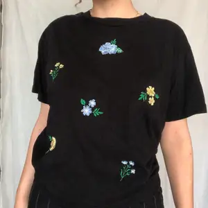 Svart t-shirt med fina broderade blommor. Köpt från monki för nått år sedan och är i fint skick. Storlek M