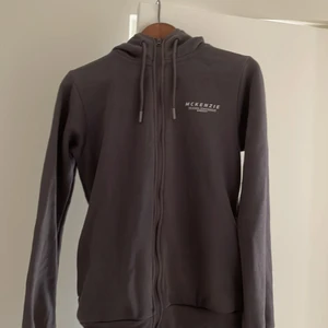 Mckenzie tracksuit stl S - Säljer min använda mckenzie tracksuit. Byxorna helt oanvända, hoodien annvänd