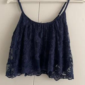 Blommig spets topp - En jätte fin blommig spets topp från New Yorker. Väldigt bra skick i storlek M. 