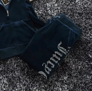 Juicy couture byxor - Säljer dessa mörkblåa juicy byxorna, dm ifall intresse/frågor💗    