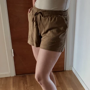Shorts i mockaimitation - Sköna snygga shorts i fint skick. Storlek 36. (Fraktpris gäller för köp via Plick)