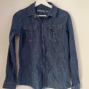 Jeansskjorta  - Säljes då den inte används längre, fint skick! 