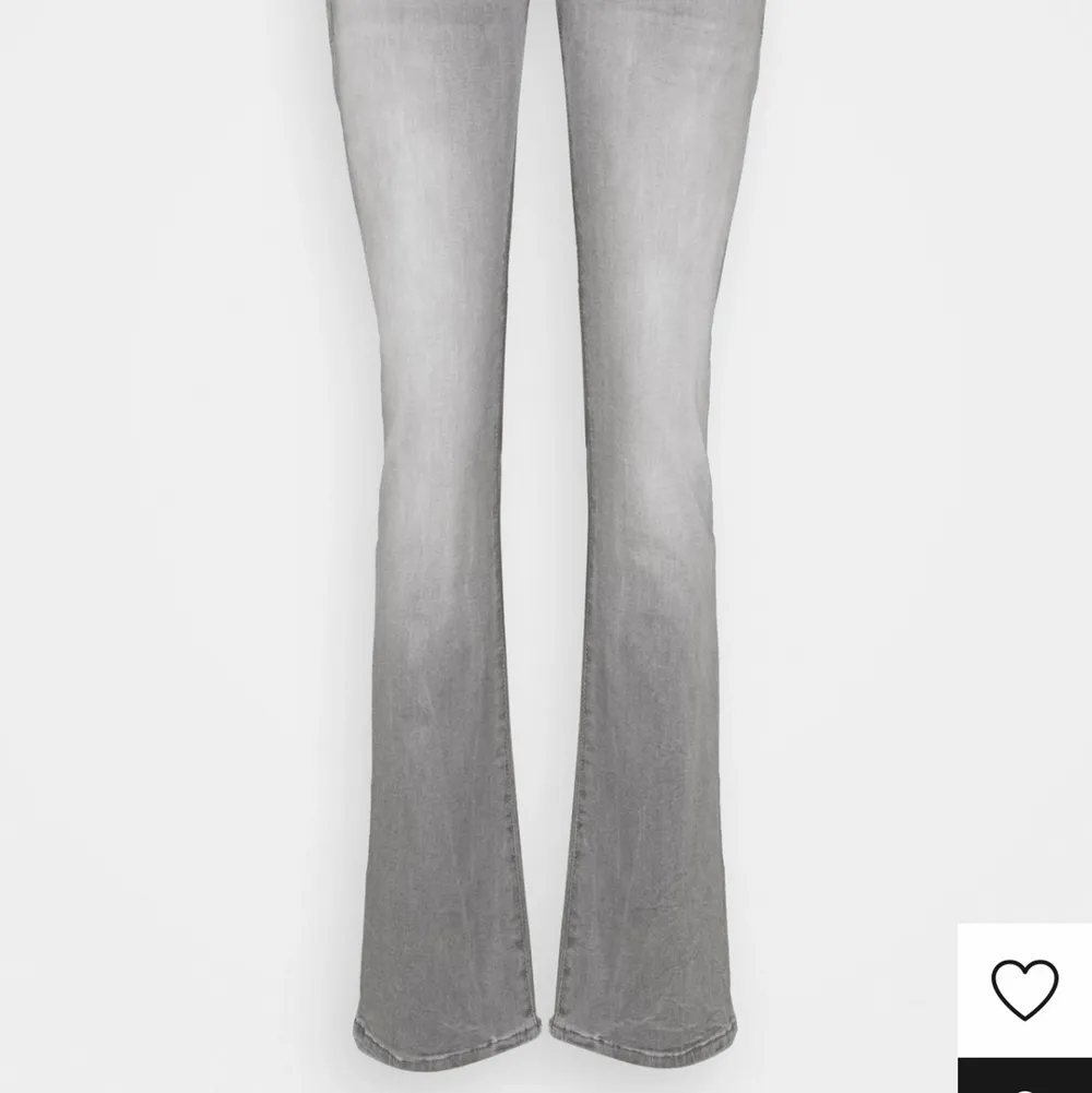 Säljer dess sjukt snygga jeans från zalando. De är lite slitna i sömmen på vissa ställen men det går lätt och fixa och syns inte när man jag på sig de. Men därav de lite lägre priset. Köpta för 829 kr💕💕. Jeans & Byxor.