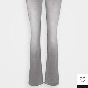 Säljer dess sjukt snygga jeans från zalando. De är lite slitna i sömmen på vissa ställen men det går lätt och fixa och syns inte när man jag på sig de. Men därav de lite lägre priset. Köpta för 829 kr💕💕