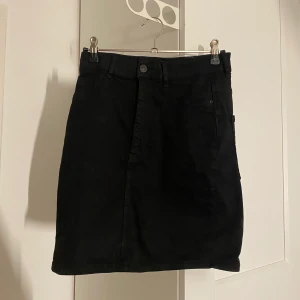Jeanskjol svart - Säljer denna svarta jeans kjol ifrån Gina Tricot