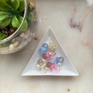 Berlocker nappar! - Jättesöta berlocker i form av nappar! Gulliga att ha som t.ex örhängen. Har 6 st inne. 2 kr st!