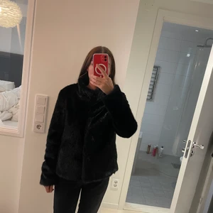 Pälsjacka från rockandblue - Storlek 36. Jättefint skick, pälsen är lite glansig. Nypris 2000 