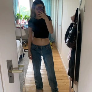 weekday arrow LOW jeans - Säljer mina lågmidjade jeans från weekday då de tyvärr är förstora för mig :/ Storlek 27/32! Lite slitna där nere vid skorna av marken, annars toppen skick! skickar självklart fler bilder vid förfrågan ☮️ kan mötas i göteborg! 