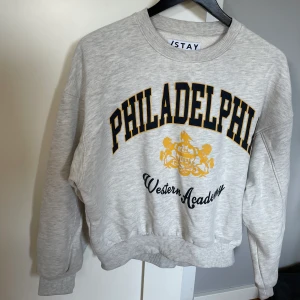 Grå sweatshirt  - Klicka inte köp nu🤗 Grå sweatshirt med ett tryck. Köpt på carlings men märket är STAY. Strl XS men passar även en S. Vet ej nypris men jag säljer för 100kr, har tyvärr ingen bild med tröjan på.