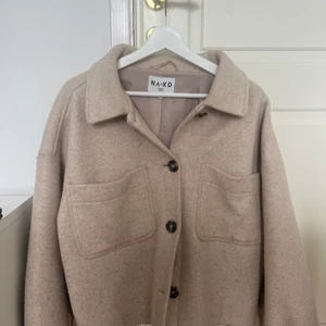 Kort kappa - Snygg kort beige kappa från NA-KD köpt på Zalando som  inte kommer till användning🤍 nypris 1490 kr säljer för 500 Skriv för fler bilder