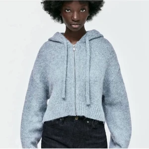 Blå stickad tröja  - Säljer denna fina stickade tröjan från Zara då den tyvärr inte kommer till användning💙 Använd ca 2 gånger🙌 Skriv till mig om det är några frågor eller för fler bilder💙 Köparen står för frakten!💞 